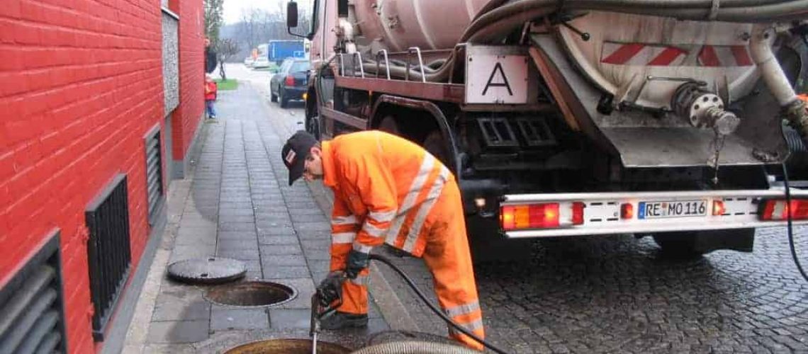Emptying_of_a_tank_full_with_sewage_by_vacuum_truck_2921521126[1]